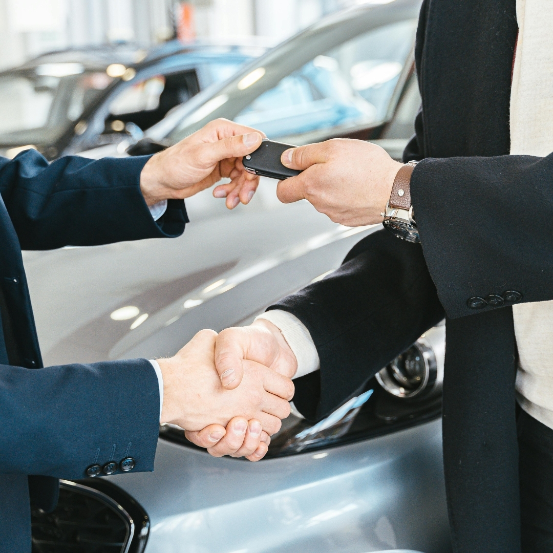 Schlüsselübergabe und Handschlag bei erfolgreicher Leasingrückgabe – vertrauensvolle Zusammenarbeit mit LeaseFix Schlüsselübergabe und Handschlag bei erfolgreicher Leasingrückgabe – vertrauensvolle Zusammenarbeit mit LeaseFix