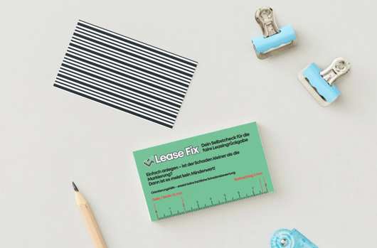 Mockup der LeaseFix Selbstcheck-Hilfsmittel: Maßbandkarte und Dellen-Segel zur Einschätzung von Leasingrückgabeschäden