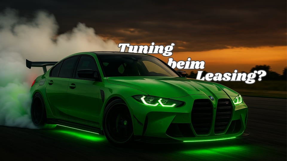 Grüner BMW M3 G80 mit auffälligem Tuning und grüner Unterbodenbeleuchtung beim Burnout auf offener Straße, dazu der Schriftzug ‚Tuning beim Leasing?‘ – Titelbild für Blogartikel zu Modifikationen bei Leasingfahrzeugen.