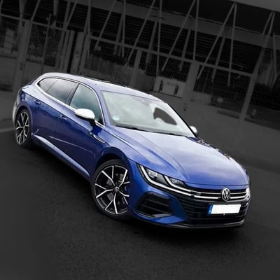 Blauer VW Arteon Kombi als Leasingfahrzeug vor moderner Architektur