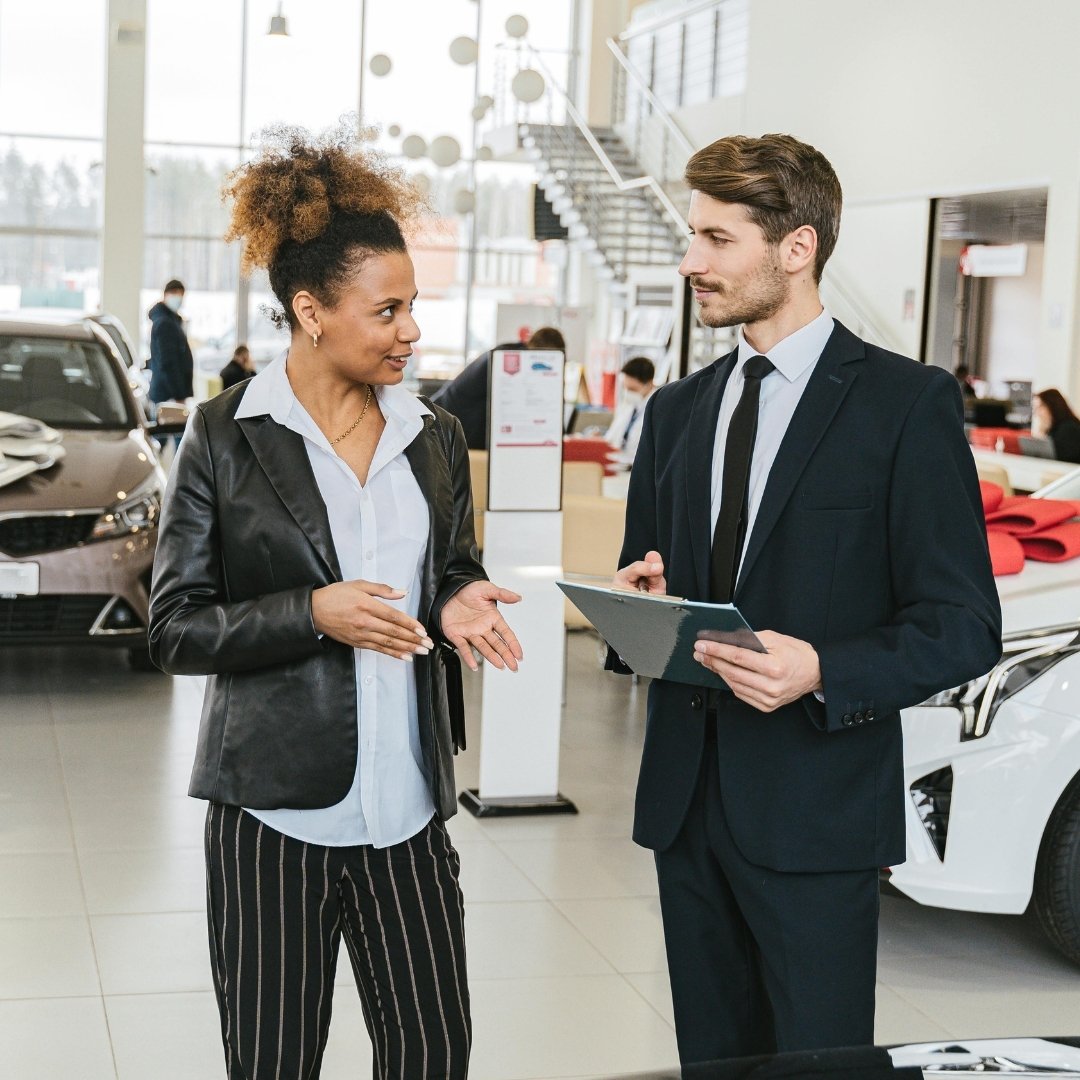 Beratungsgespräch zur Leasingrückgabe in einem Autohaus – persönliche Unterstützung durch LeaseFix